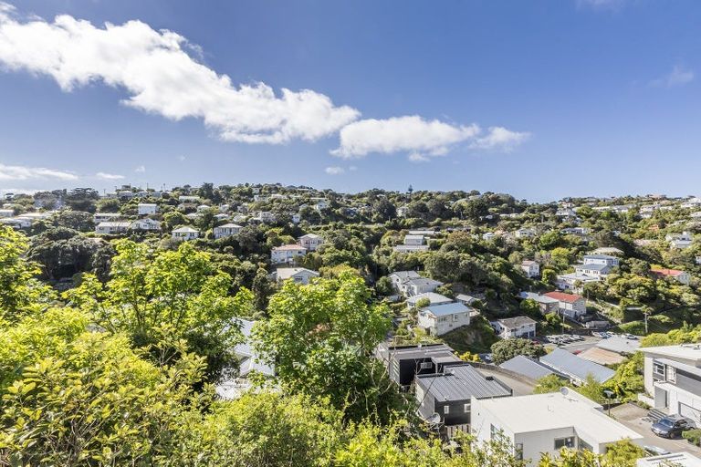 Photo of property in 28 Tiketike Way, Brooklyn, Wellington, 6021