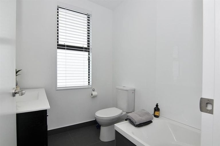 Photo of property in 20u2 Trent Street, Island Bay, Wellington, 6023