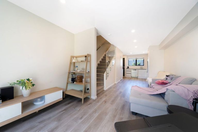 Photo of property in 2/11 Scanlen Terrace, Kelston, Auckland, 0602