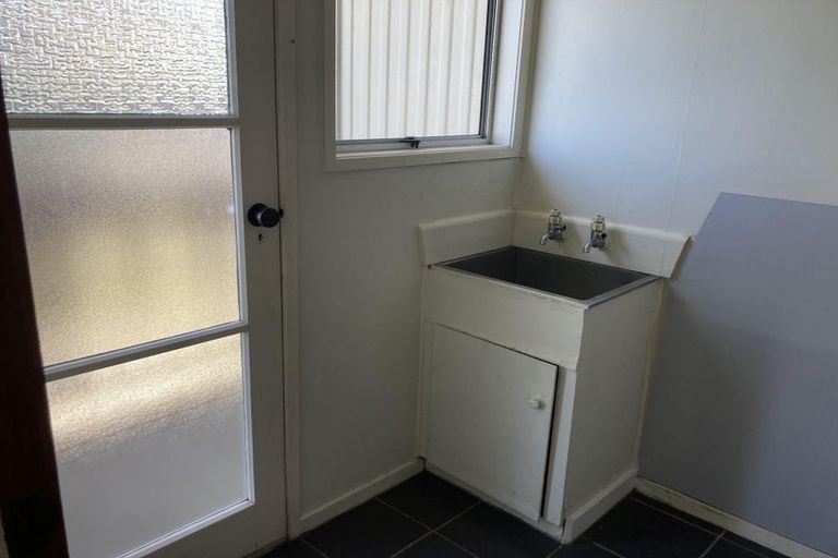 Photo of property in 102 Kemp Road, Massey, Auckland, 0614