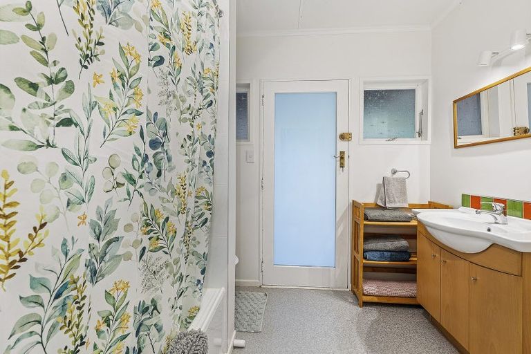 Photo of property in 3a Roys Road, Plimmerton, Porirua, 5026