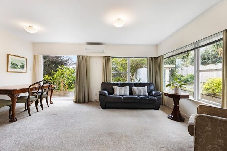Photo of property in 2/5 Evelyn Place, Hillcrest, Auckland, 0627