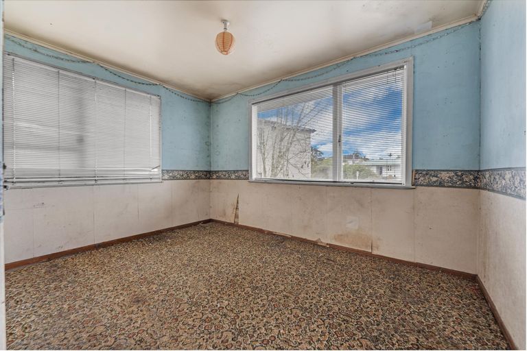 Photo of property in 12 Ozich Avenue, Te Atatu South, Auckland, 0610