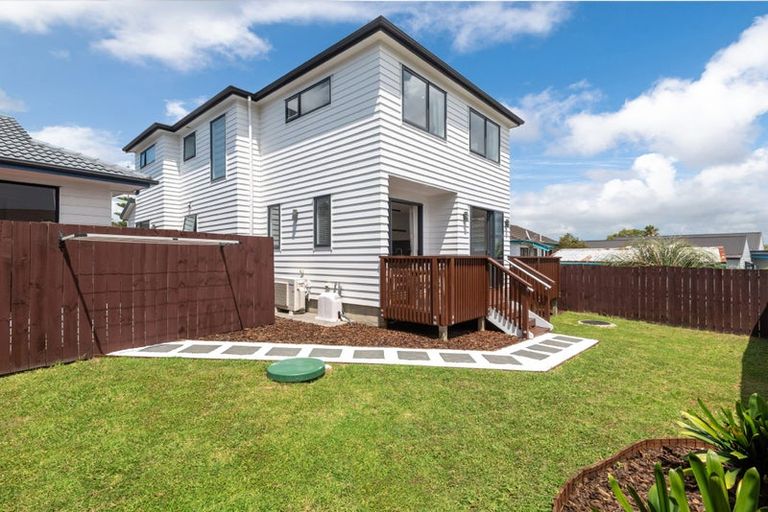Photo of property in 49a Meadowood Drive, Unsworth Heights, Auckland, 0632