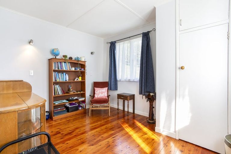 Photo of property in 17 Awaroa Road, Helensville, 0800