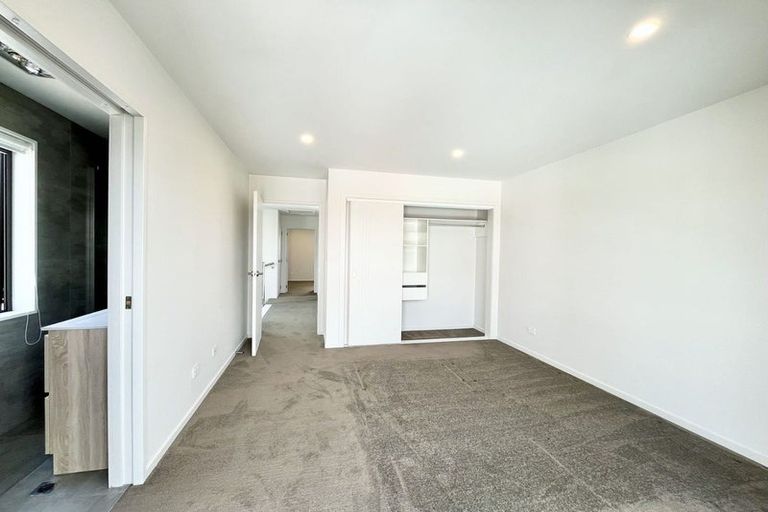 Photo of property in 1/98 Lincoln Park Avenue, Massey, Auckland, 0614