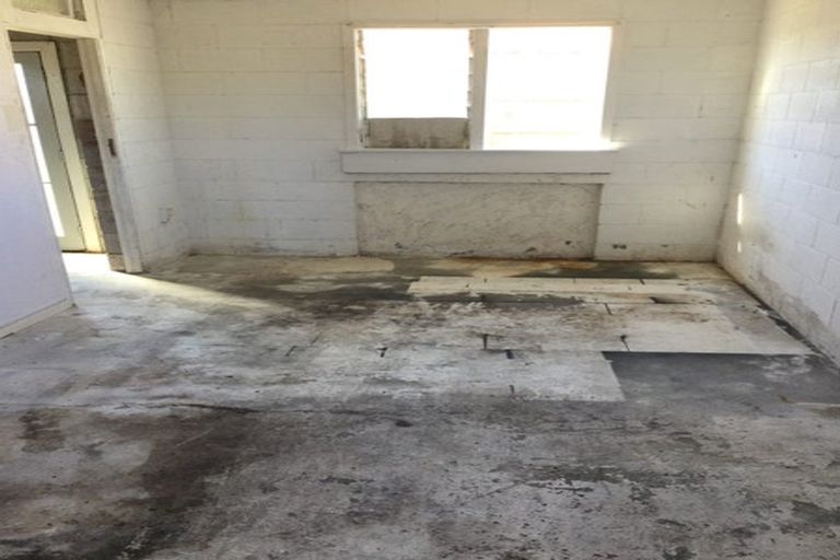 Photo of property in 5 Paton Avenue, Te Atatu South, Auckland, 0610