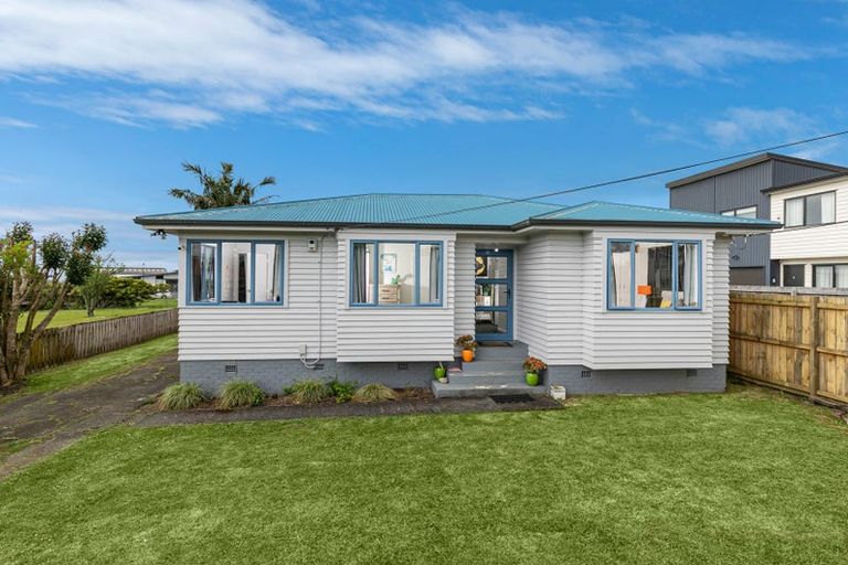 Photo of property in 17 Garelja Road, Henderson, Auckland, 0612
