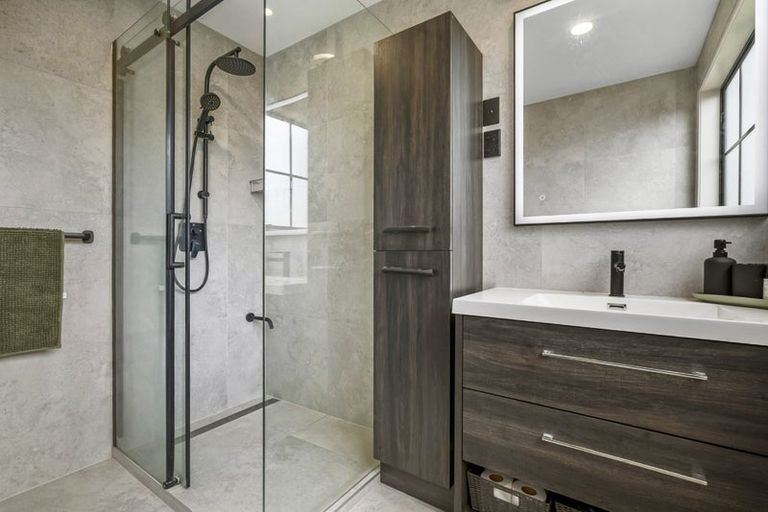 Photo of property in 4 Opal Close, Rosedale, Auckland, 0632