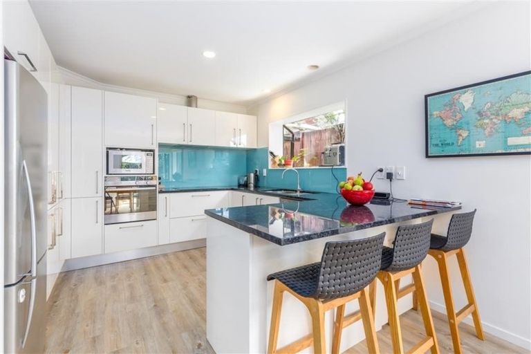 Photo of property in 11 Javelin Place, West Harbour, Auckland, 0618