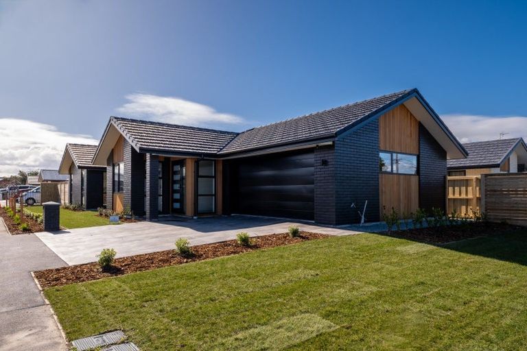 Photo of property in 2 Graeme Cooper Lane, Avonhead, Christchurch, 8042