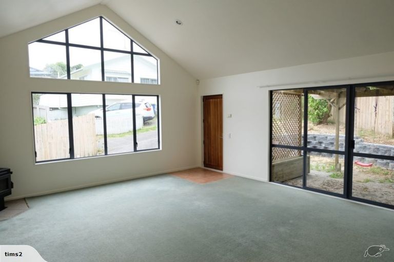 Photo of property in 9 Loughanure Place, Massey, Auckland, 0614