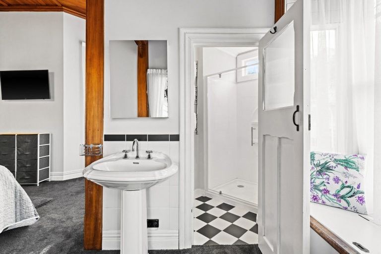 Photo of property in 32 Milton Road, Bluff Hill, Napier, 4110