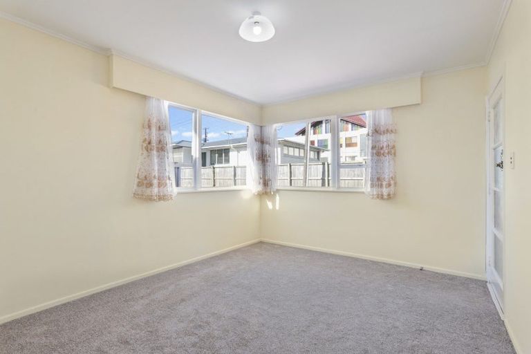 Photo of property in 8 Westward Ho, Glen Eden, Auckland, 0602