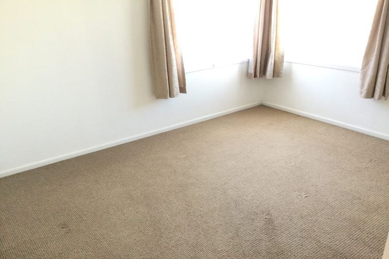 Photo of property in 5 Paton Avenue, Te Atatu South, Auckland, 0610