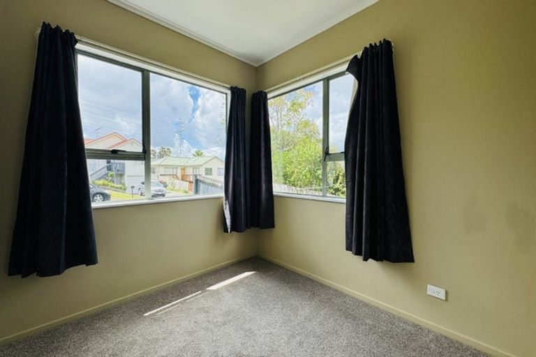 Photo of property in 15 Loughanure Place, Massey, Auckland, 0614