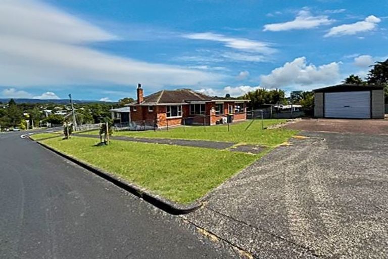 Photo of property in 43a Savoy Road, Glen Eden, Auckland, 0602