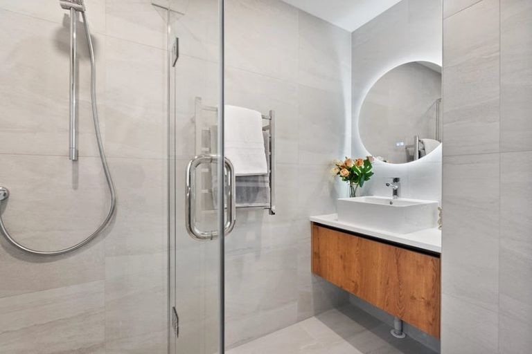 Photo of property in 2/32 Beulah Avenue, Rothesay Bay, Auckland, 0630