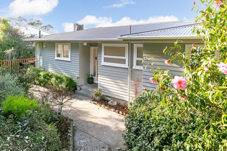 Photo of property in 137 Ruskin Road, Newlands, Wellington, 6037