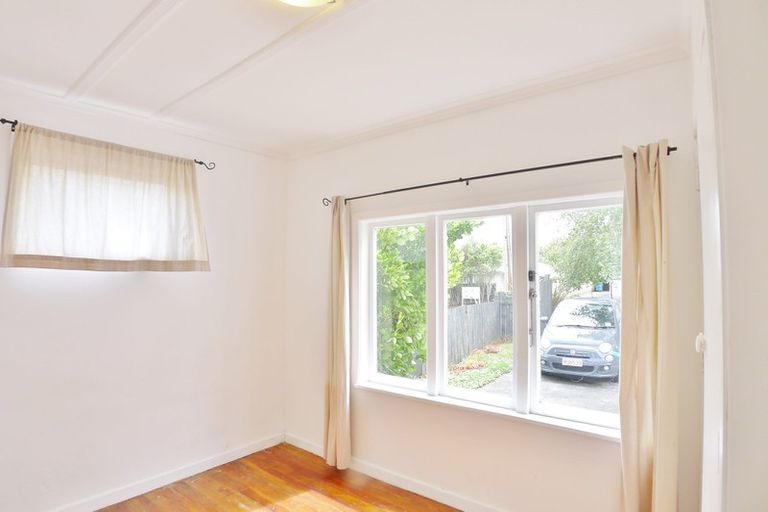 Photo of property in 127 View Road, Sunnyvale, Auckland, 0612