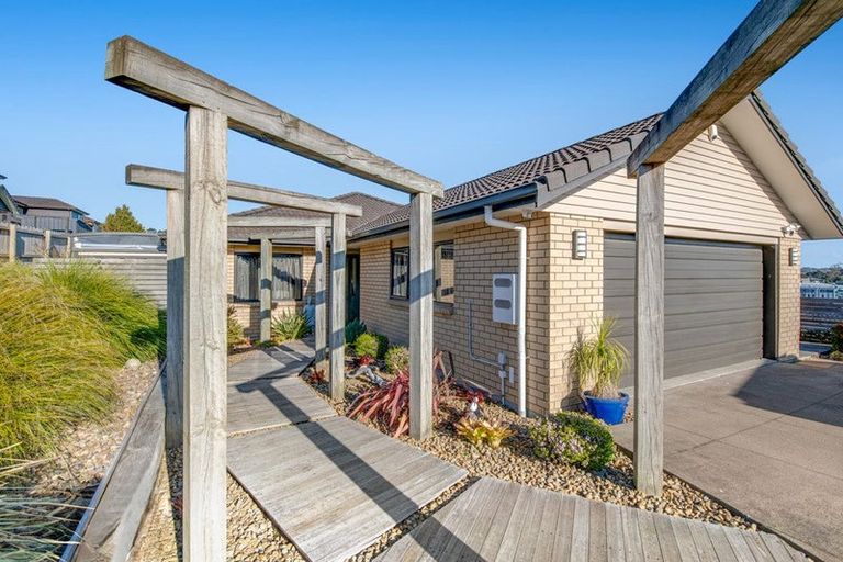 Photo of property in 16 Seamount Drive, Red Beach, 0932