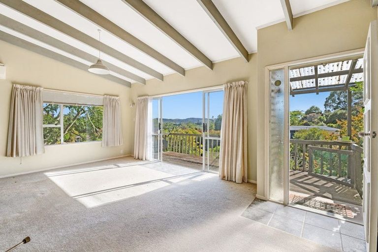 Photo of property in 16 Pohutukawa Avenue, Red Beach, 0932