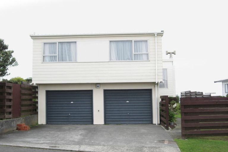 Photo of property in 21 Edgecombe Street, Newlands, Wellington, 6037