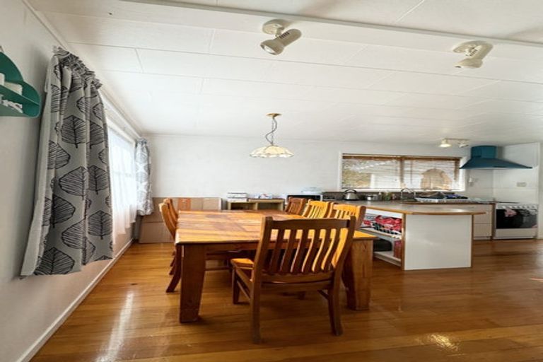 Photo of property in 14 Vina Place, Massey, Auckland, 0614