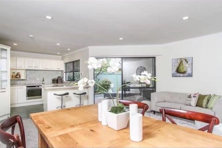 Photo of property in 16 Middlefield Drive, East Tamaki Heights, Auckland, 2016