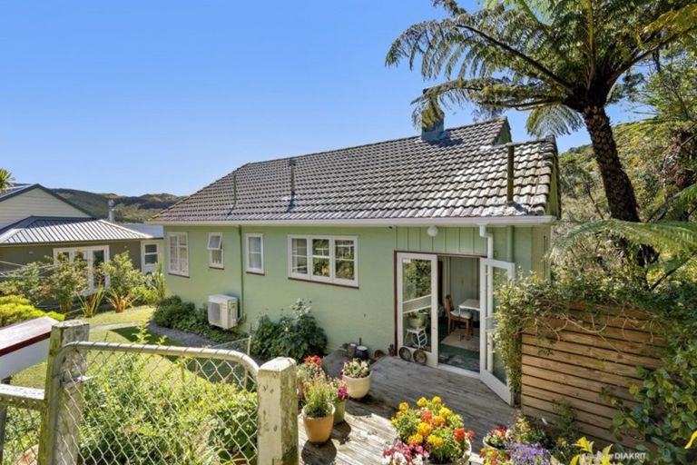 Photo of property in 9 Kaihuia Terrace, Northland, Wellington, 6012
