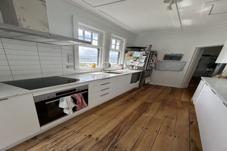 Photo of property in 398 Queens Drive, Lyall Bay, Wellington, 6022