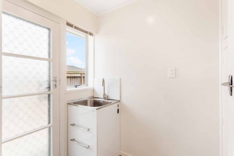 Photo of property in 2/5 Sylvan Crescent, Te Atatu South, Auckland, 0610