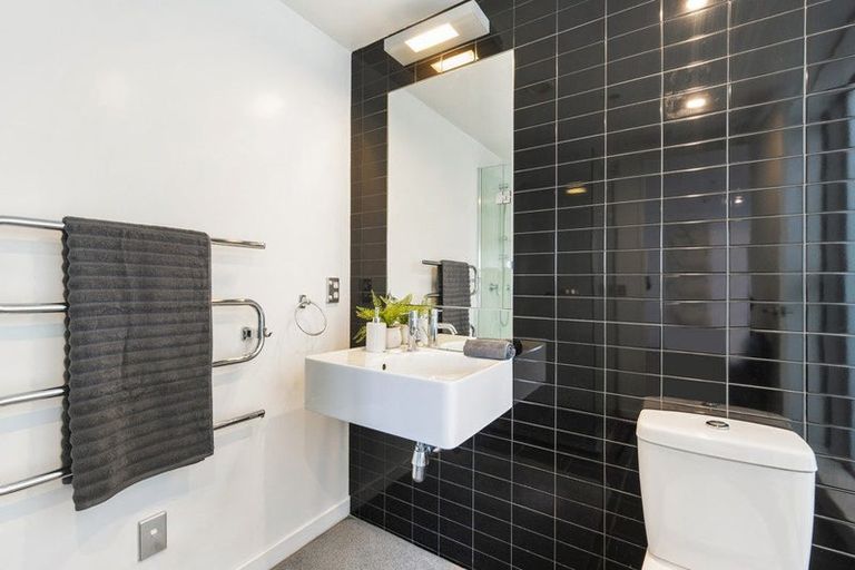 Photo of property in Portal Apartments, 6a/42 Cable Street, Te Aro, Wellington, 6011