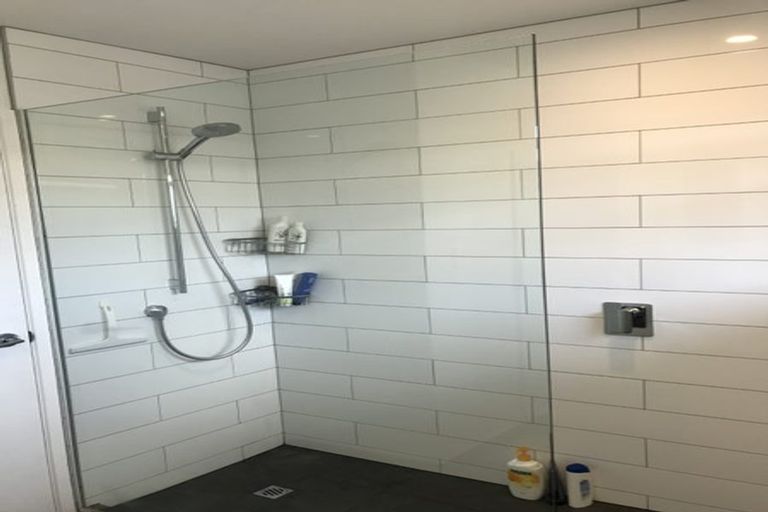 Photo of property in 1/54 Ayton Drive, Totara Vale, Auckland, 0629
