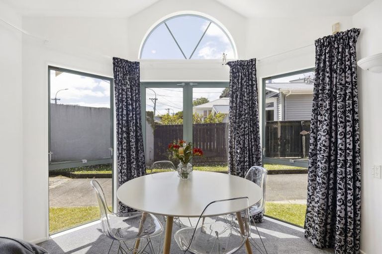 Photo of property in 29b The Parade, Island Bay, Wellington, 6023