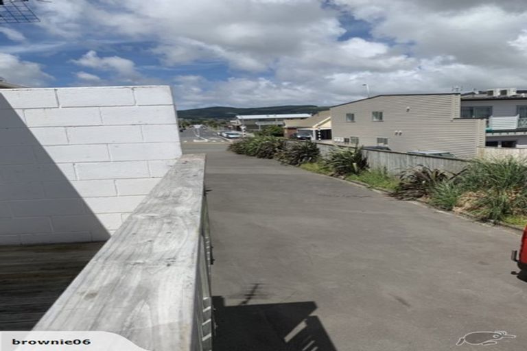 Photo of property in 21f8 Collins Avenue, Tawa, Wellington, 5028