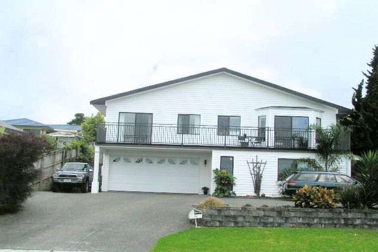 Photo of property in 76 Garton Drive, Massey, Auckland, 0614