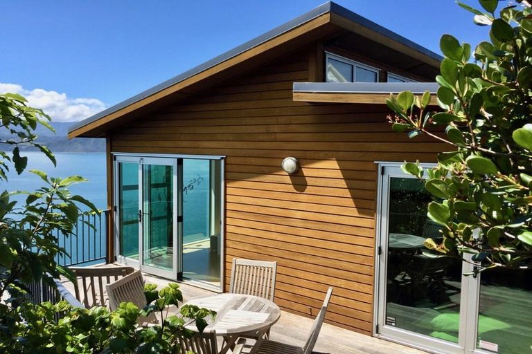 Photo of property in 15a Fortification Road, Karaka Bays, Wellington, 6022
