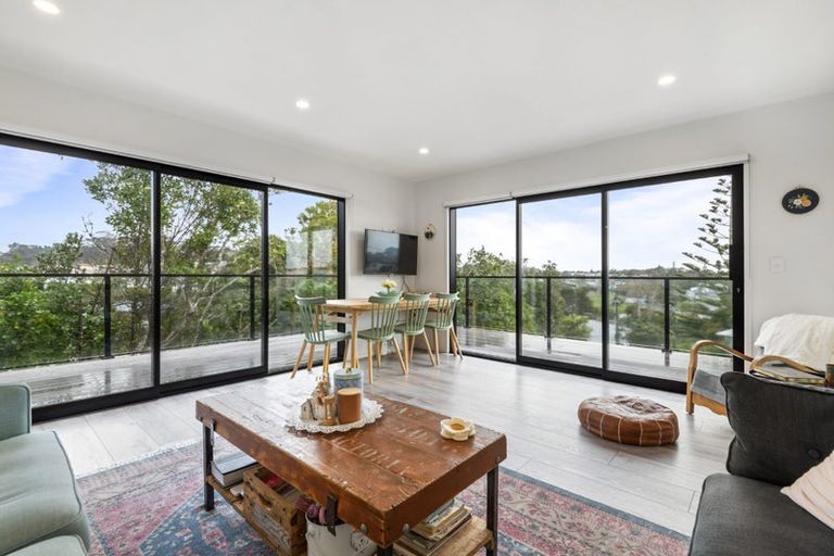 Photo of property in 5 Holiday Road, Stanmore Bay, Whangaparaoa, 0932