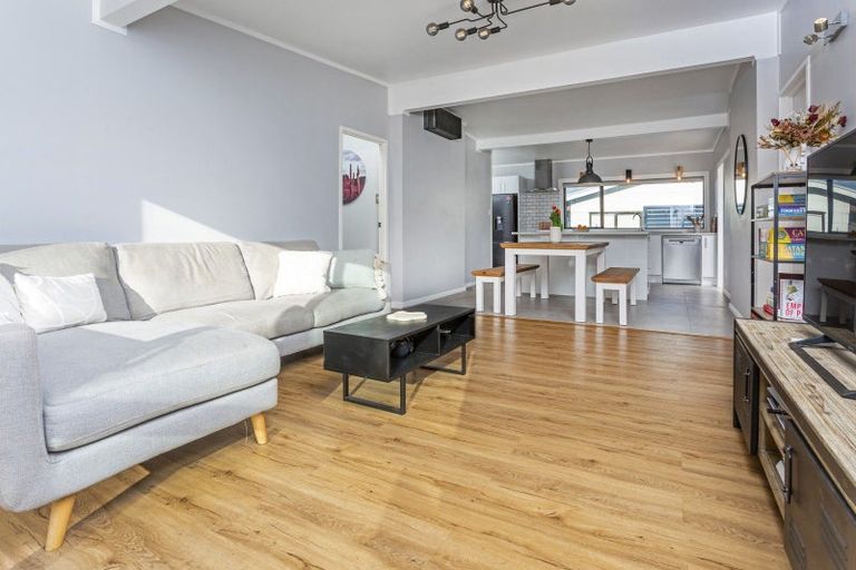 Photo of property in 2/7 Eskdale Road, Birkdale, Auckland, 0626