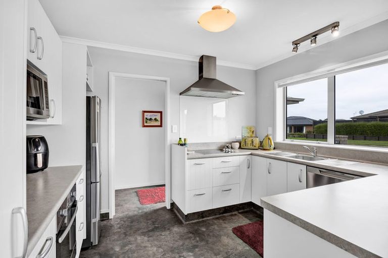 Photo of property in 8 Montague Grove, Stratford, 4332