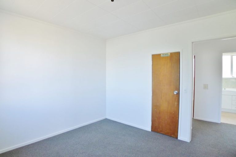 Photo of property in 14 Ewbank Place, Manurewa, Auckland, 2102