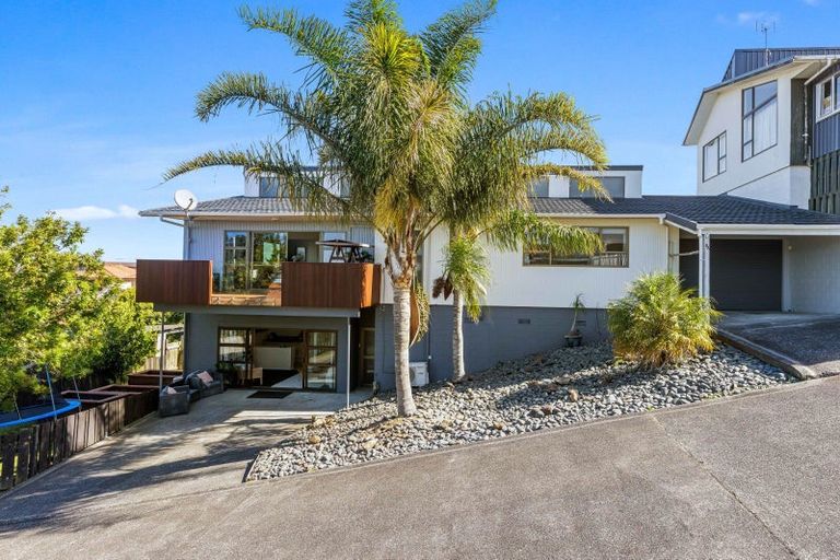Photo of property in 8a Orewa Heights Crescent, Orewa, 0931