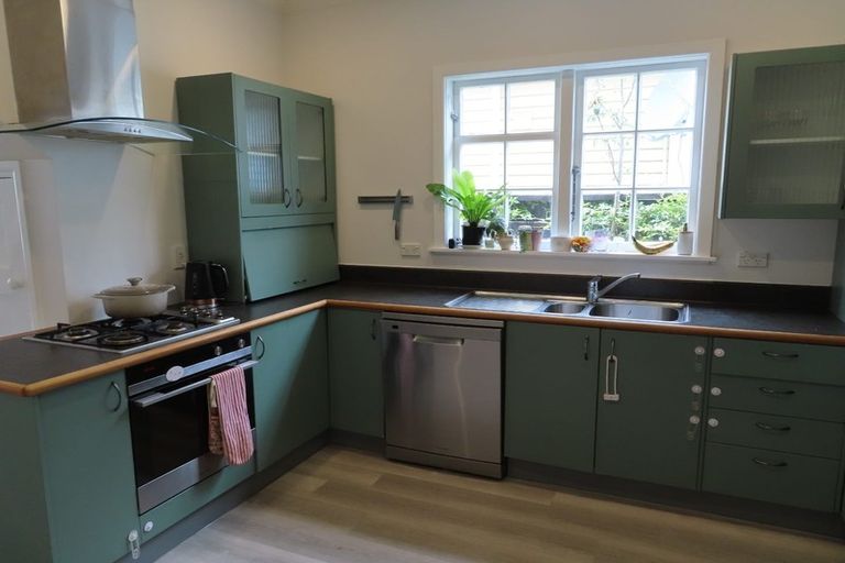 Photo of property in 43 Saint Ronans Avenue, Waterloo, Lower Hutt, 5011