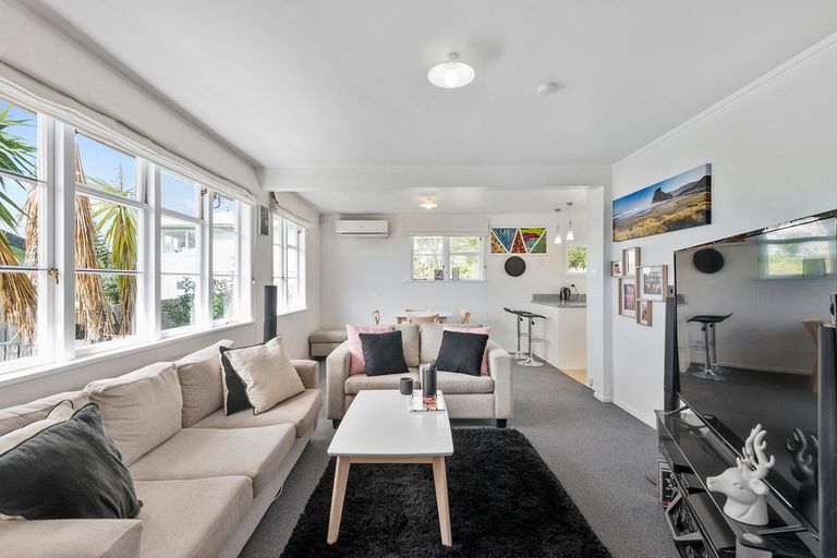 Photo of property in 45 Sunnyside Road, Sunnyvale, Auckland, 0612