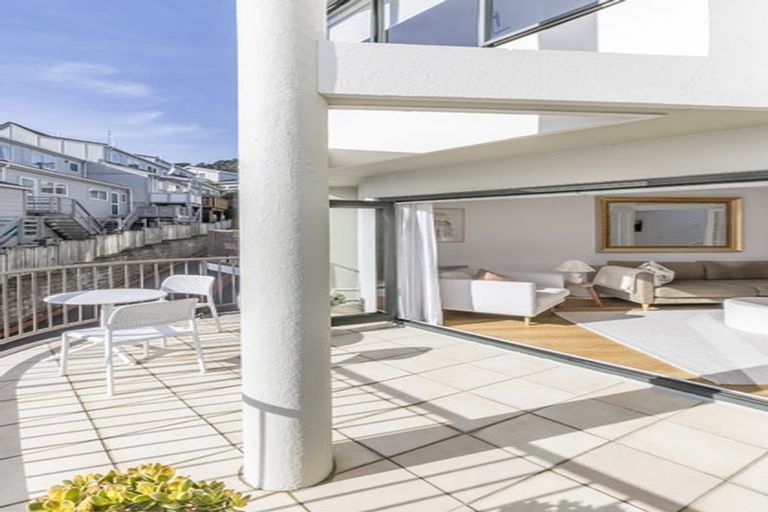 Photo of property in Vein & Skin, 38a Roxburgh Street, Mount Victoria, Wellington, 6011