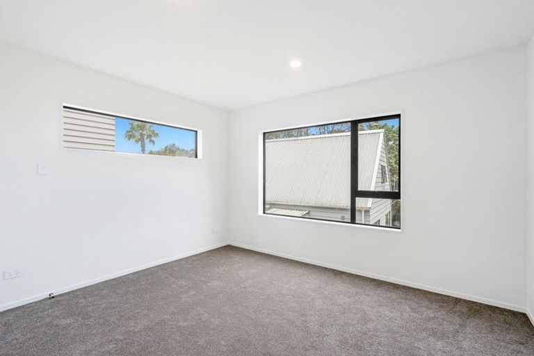 Photo of property in 43d Fitzherbert Avenue, West Harbour, Auckland, 0618