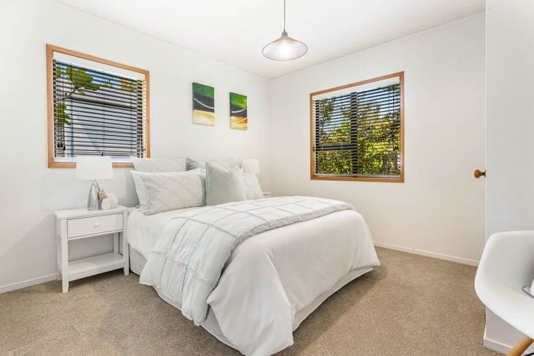 Photo of property in 8 Buckleys Track, Paremoremo, Auckland, 0632