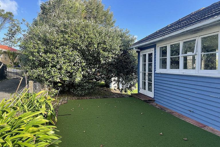Photo of property in 3 Evans Road, Glen Eden, Auckland, 0602