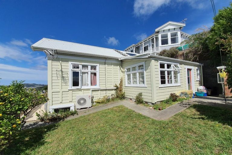 Photo of property in 90 Kelburn Parade, Kelburn, Wellington, 6012